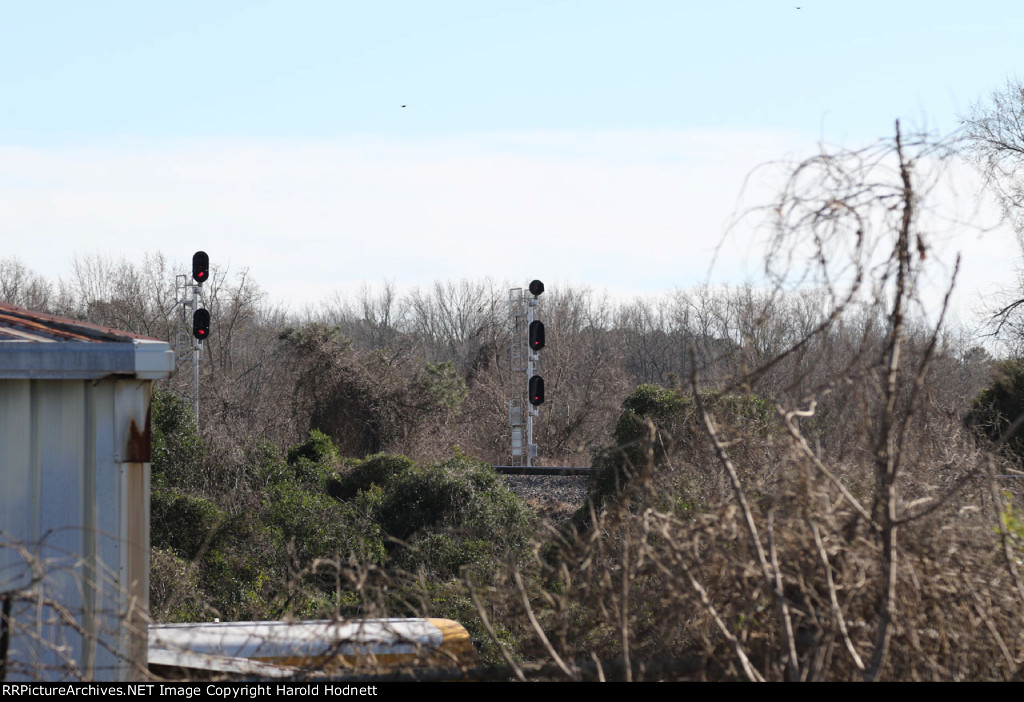 Signals for track 3 (on left) and Bridges Street